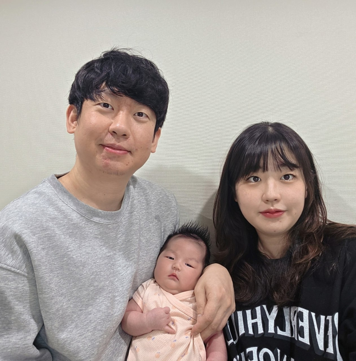 육아동행지원금을 100번째로 수령한 최종학 조리사 가정. /사진제공=아워홈