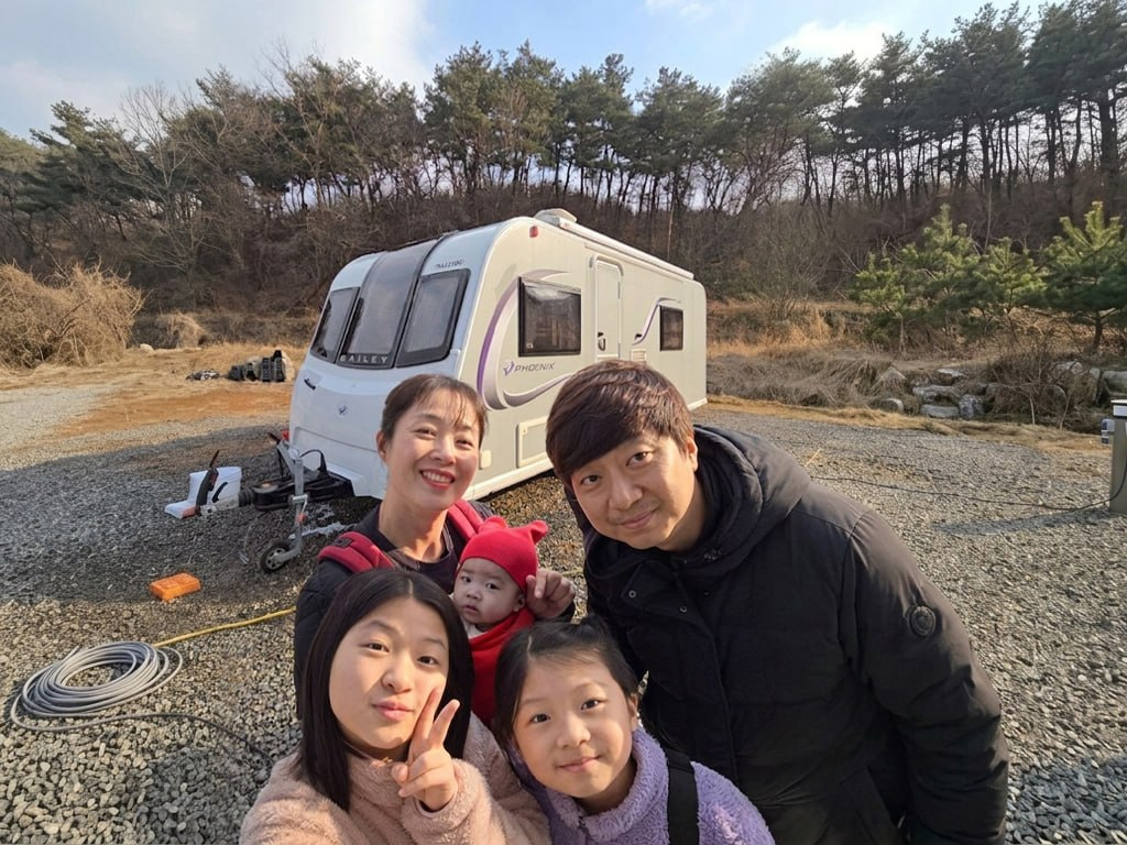 지난해 늦둥이를 출산한 박윤희 영양사(두 번째 줄 왼쪽)는 육아동행지원금으로 캠핑용 카라반을 구입해 가족여행을 즐기고 있다. /사진제공=아워홈