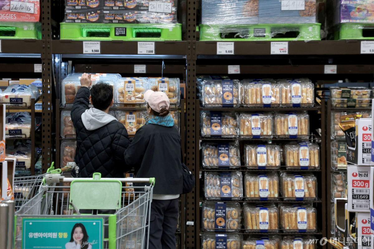 서울=뉴스1 권현진 기자 = 중동발 고유가·고환율 영향으로 물가가 오르자 소비자들이 초저가 상품을 찾으며 트레이더스·코스트코 등 창고형 할인점에 몰리고 있다. 10일 서울 노원구 트레이더스 월계점에서 고객들이 생필품을 구매하고 있다. 2026.4.10/뉴스1 Copyright © 뉴스1. All rights reserved. 무단 전재 및 재배포, AI학습 이용 금지. /사진=서울=뉴스1 권현진 기자