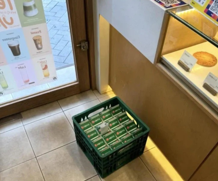 우유 배달부가 우유를 냉장고까지 넣어주지 않았다며 공개 저격한 카페 사장이 '갑질을 한다'는 비판에 결국 고개를 숙였다. /사진=스레드 캡처