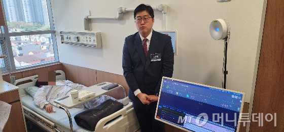 환자가 설치한 웨어러블 장비가 전송하는 생체데이터는 병실 내 위치한 모니터 뿐 아니라 간호스테이션 중앙 모니터, 모바일 기기로도 실시간 확인이 가능하다. /사진=정기종 기자