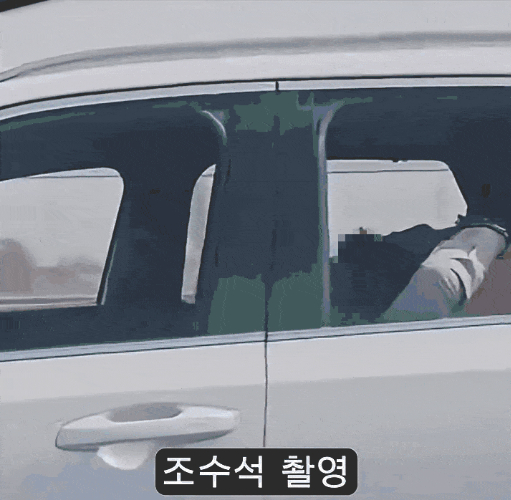 고속도로에서 한 운전자가 핸들에서 양손을 떼고 거의 누워서 차를 주행하고 있다. /사진=온라인 커뮤니티