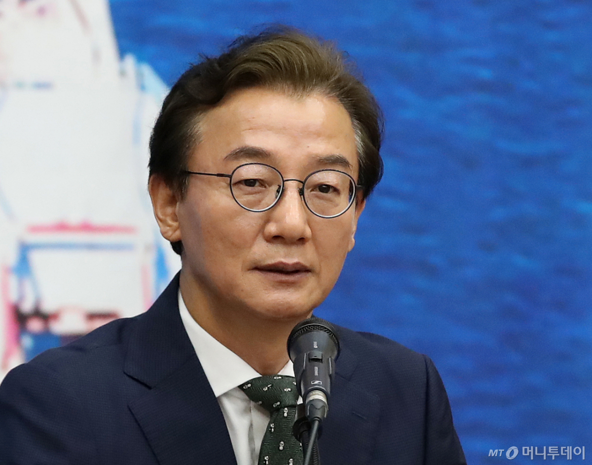 (부산=뉴스1) 윤일지 기자 = 전재수 더불어민주당 부산시장 후보가 15일 부산 동구 부산항국제전시컨벤션센터에서 열린 부산 현장 최고위원회의에서 발언을 하고 있다.  2026.4.15/뉴스1  Copyright © 뉴스1. All rights reserved. 무단 전재 및 재배포,  AI학습 이용 금지. /사진=(부산=뉴스1) 윤일지 기자