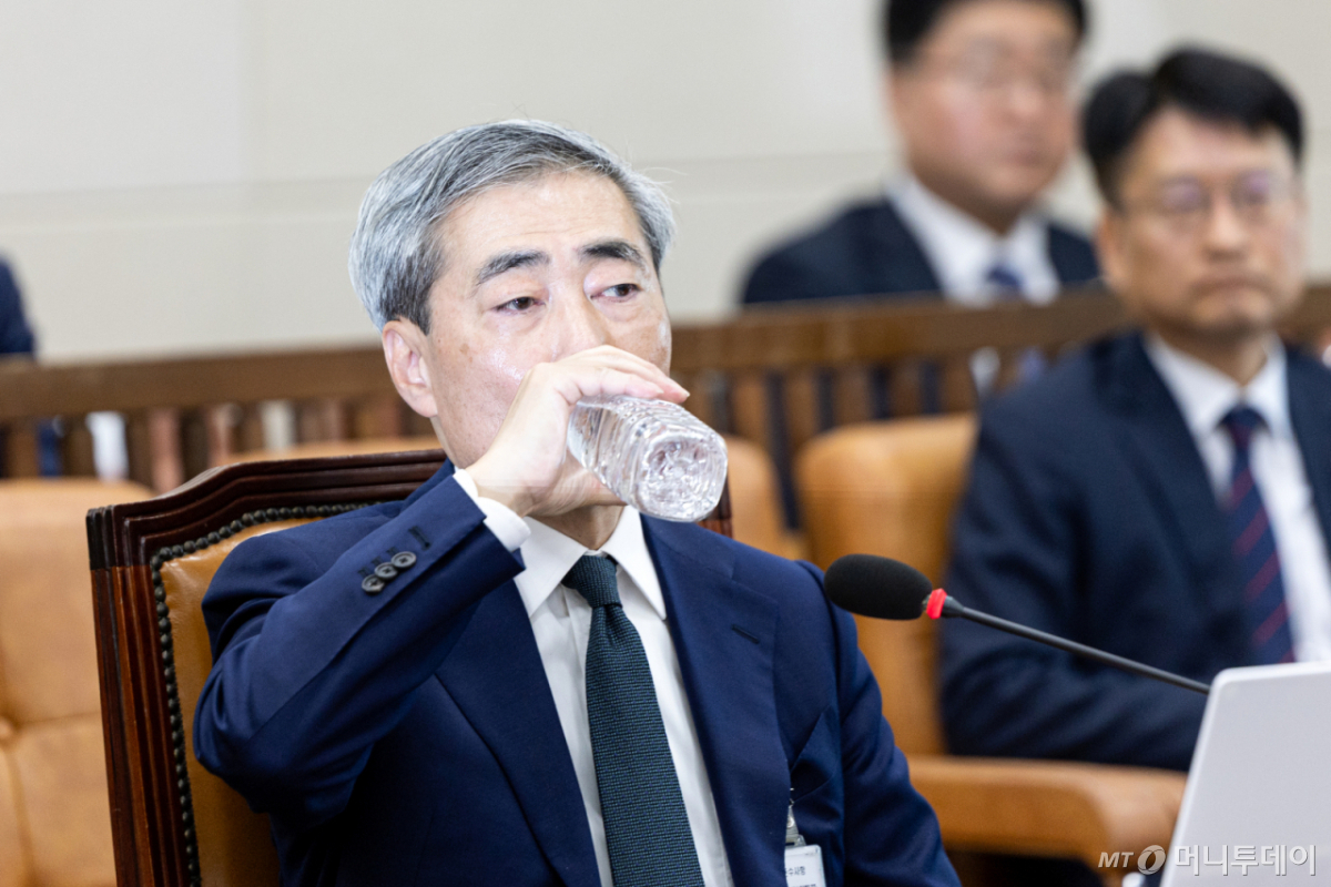 (서울=뉴스1) 이승배 기자 = 신현송 한국은행 총재 후보자가 15일 서울 여의도 국회에서 열린 제434회국회(임시회) 재정경제기획위원회 인사청문회에서 물을 마시고 있다. 2026.4.15/뉴스1 Copyright © 뉴스1. All rights reserved. 무단 전재 및 재배포, AI학습 이용 금지. /사진=(서울=뉴스1) 이승배 기자