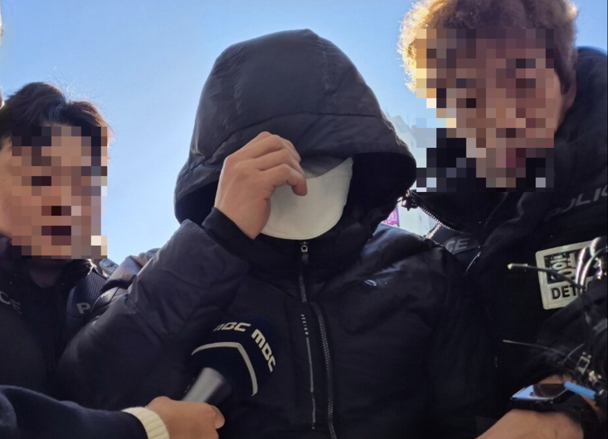 강원 양양군청 직장 내 괴롭힘 의혹을 받는 7급 공무원 A씨가 지난해 12월 5일 오후 춘천지법 속초지원에서 열 구속 전 피의자 심문(영장실질심사)을 받기 위해 법정으로 이동하고 있다. /사진=뉴스1