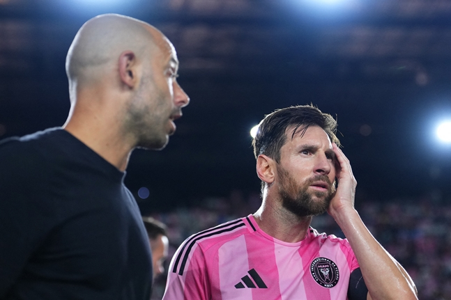 하비에르 마스체라노(왼쪽) 감독과 리오넬 메시. /AFPBBNews=뉴스1