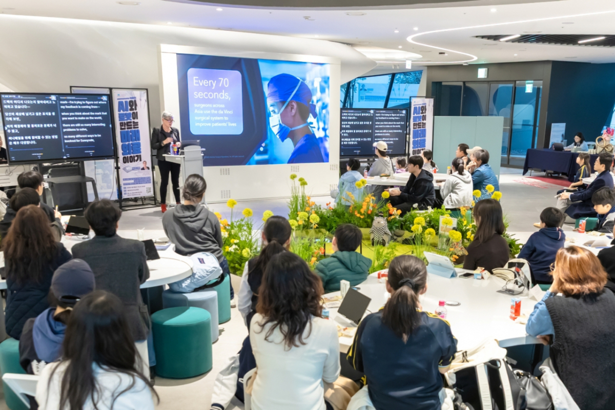 캐서린 모어 인튜이티브 재단 이사장이 지난 8일 서울로봇인공지능과학관에서 학생과 일반 시민을 대상으로 ‘AI와 로봇이 만드는 미래 의료’를 주제로 특별강연을 진행하고 있다./사진=인튜이티브서지컬코리아