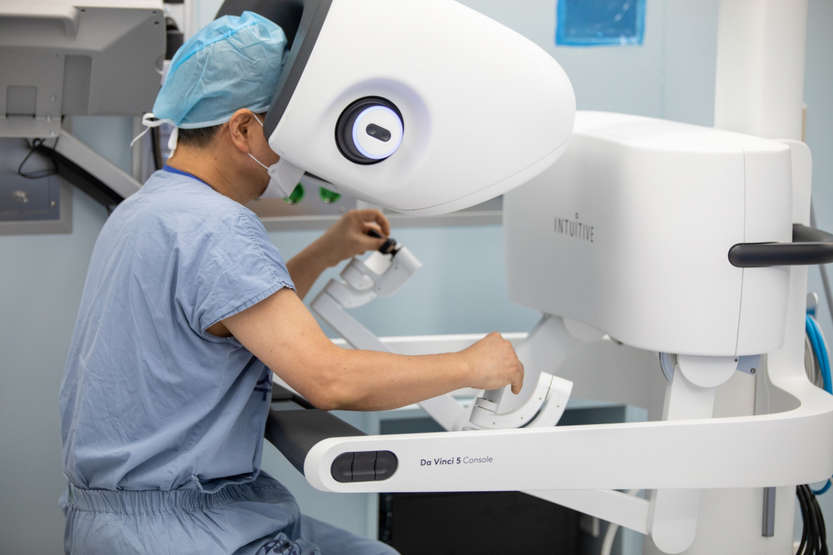 고대안산병원에 지난 3월 도입된 로봇수술 장비 '다빈치5' 운용 모습./사진=고대안산병원