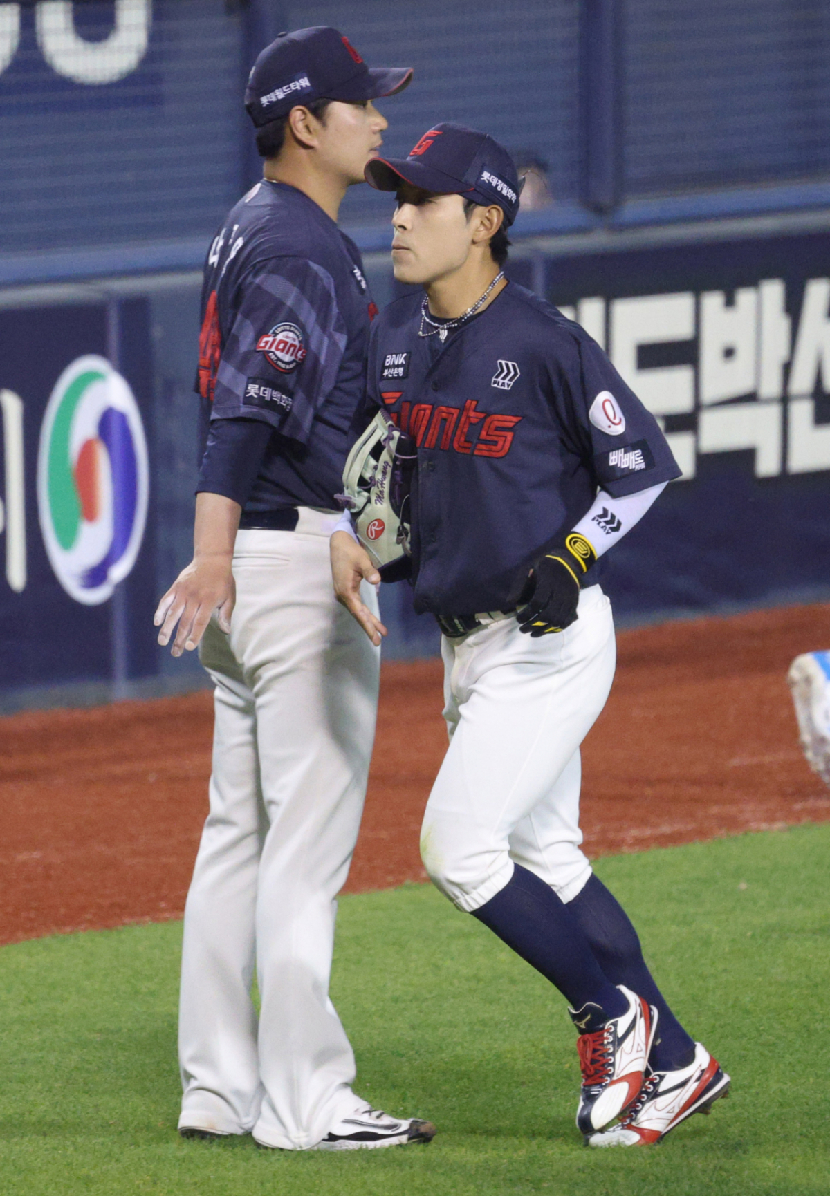 2026 신한 SOL KBO리그 LG 트윈스 대 롯데 자이언츠 경기가 14일 서울 잠실야구장에서 열렸다.  롯데 선발 나균안이 5회말 투구를 마친 후 호수비를 펼친 황성빈에 감사를 표하고 있다. /사진=김진경 대기자