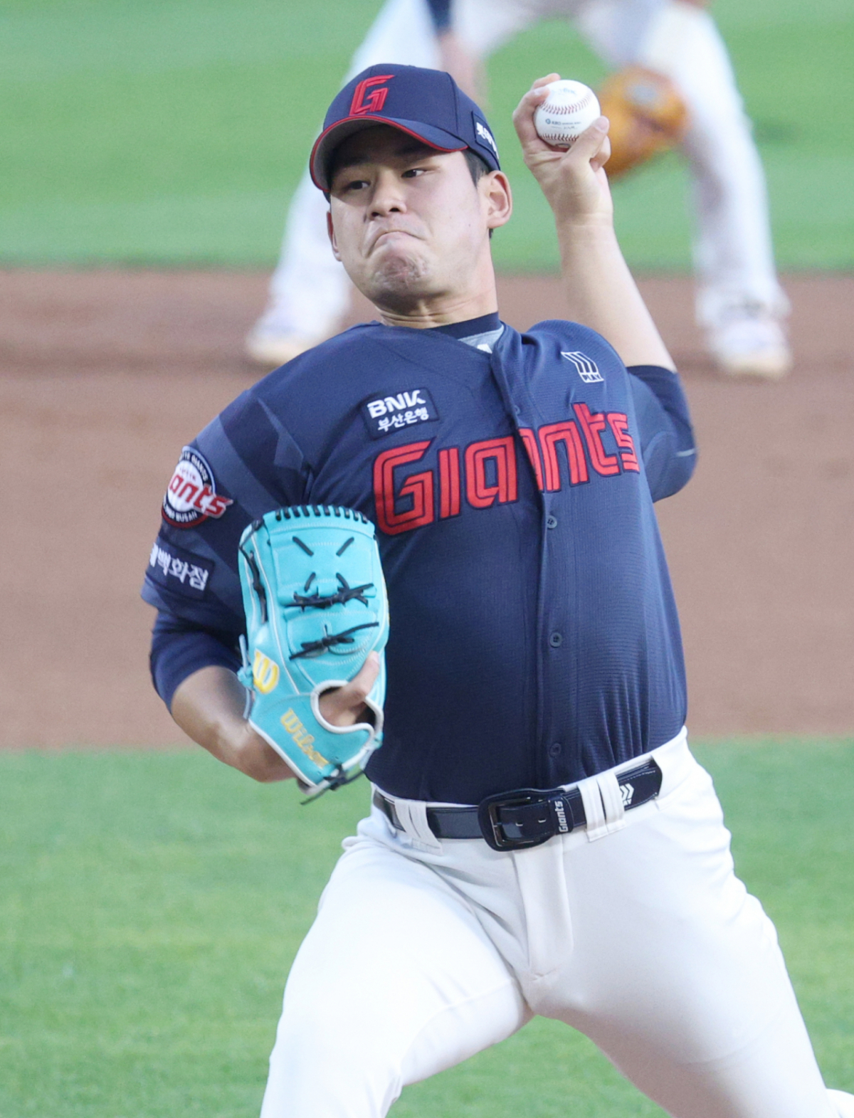 2026 신한 SOL KBO리그 LG 트윈스 대 롯데 자이언츠 경기가 15일 서울 잠실야구장에서 열렸다.  롯데 선발 김진욱이 역투하고 있다. /사진=김진경 대기자