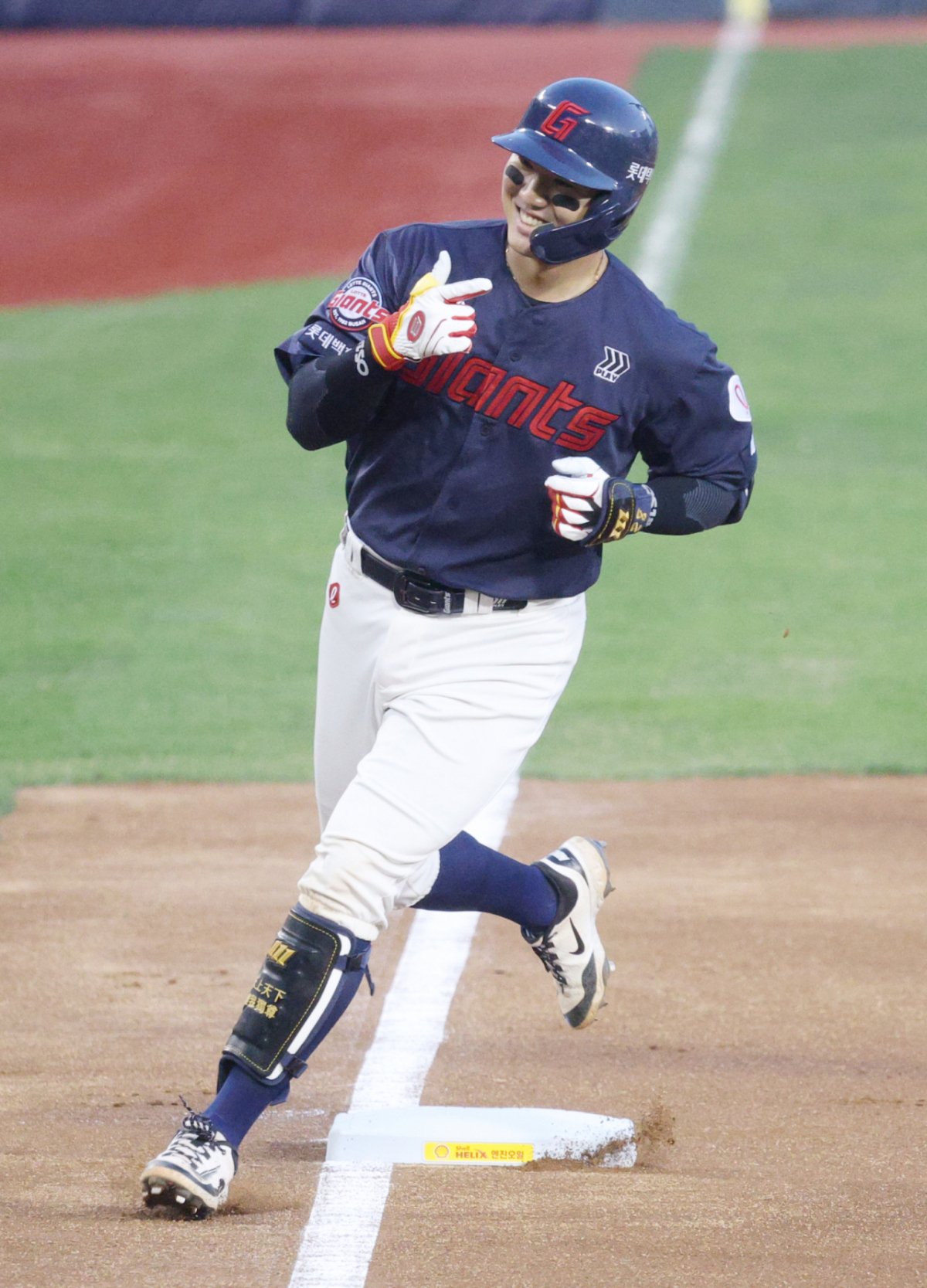 2026 신한 SOL KBO리그 LG 트윈스 대 롯데 자이언츠 경기가 15일 서울 잠실야구장에서 열렸다.  롯데 손성빈이 3회초 1사에서 선제 좌중월 1점 홈런을 날리고 홈인하고 있다. /사진=김진경 대기자
