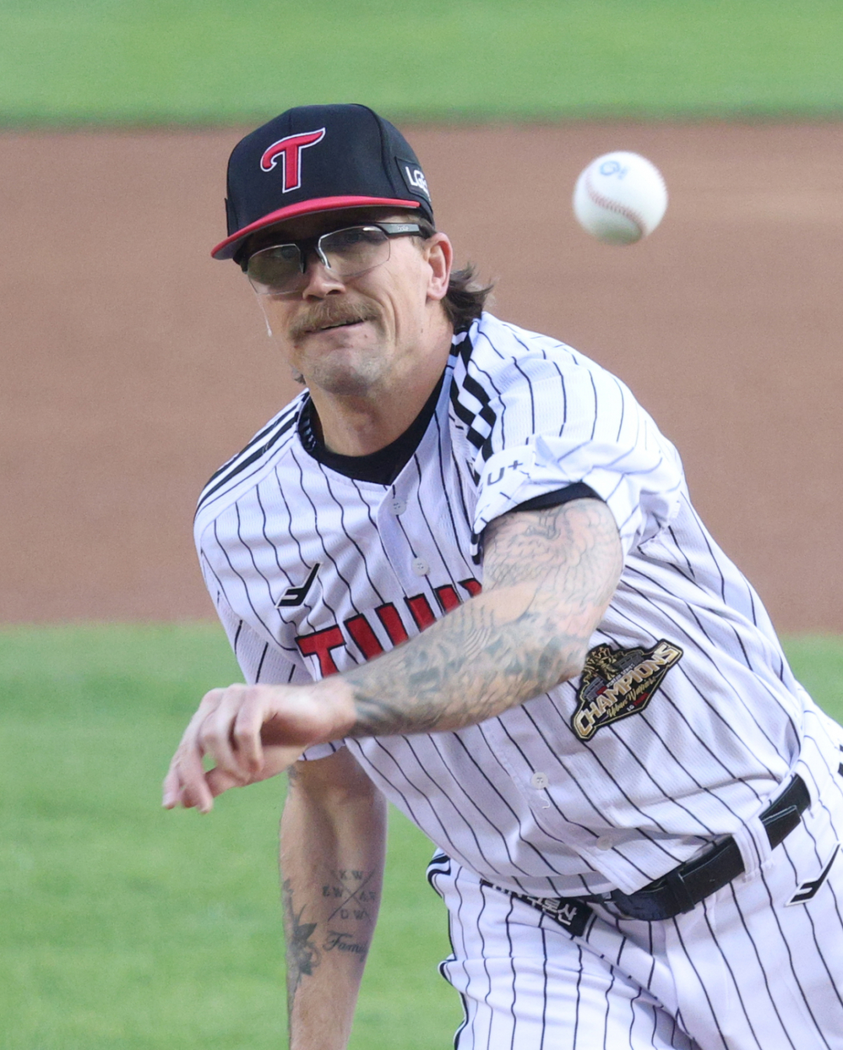 2026 신한 SOL KBO리그 LG 트윈스 대 롯데 자이언츠 경기가 15일 서울 잠실야구장에서 열렸다.  LG 선발 웰스가 역투하고 있다. /사진=김진경 대기자