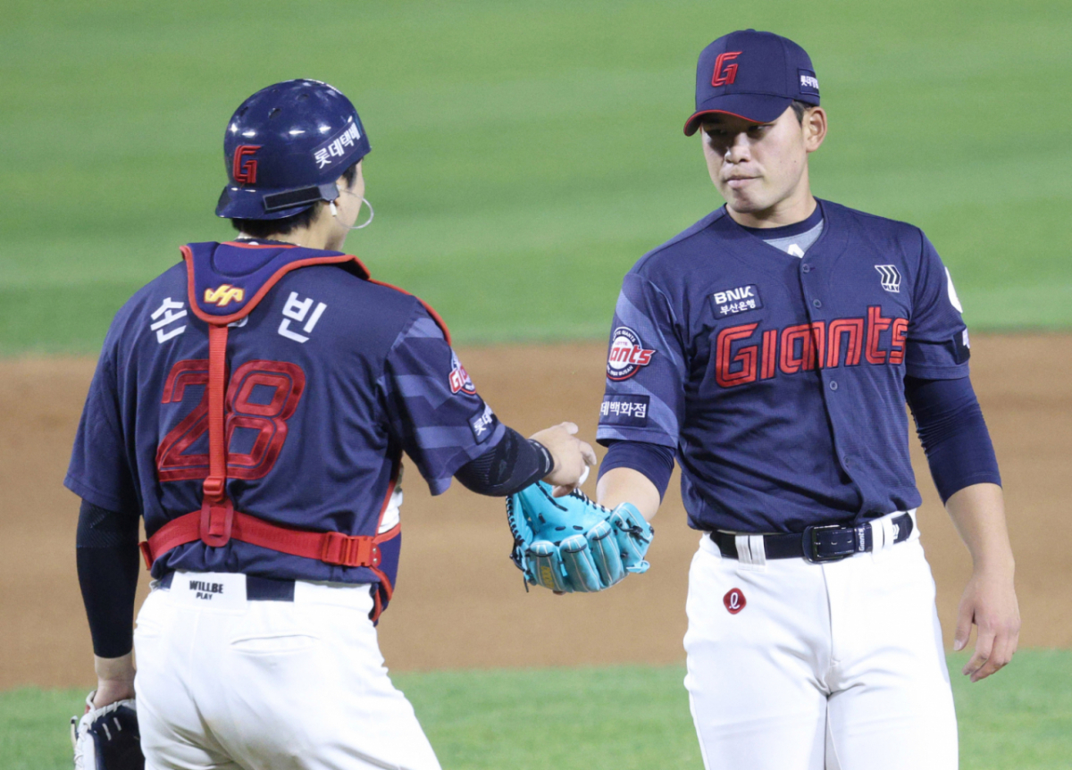 롯데 손성빈(왼쪽)과 김진욱.  /사진=김진경 대기자