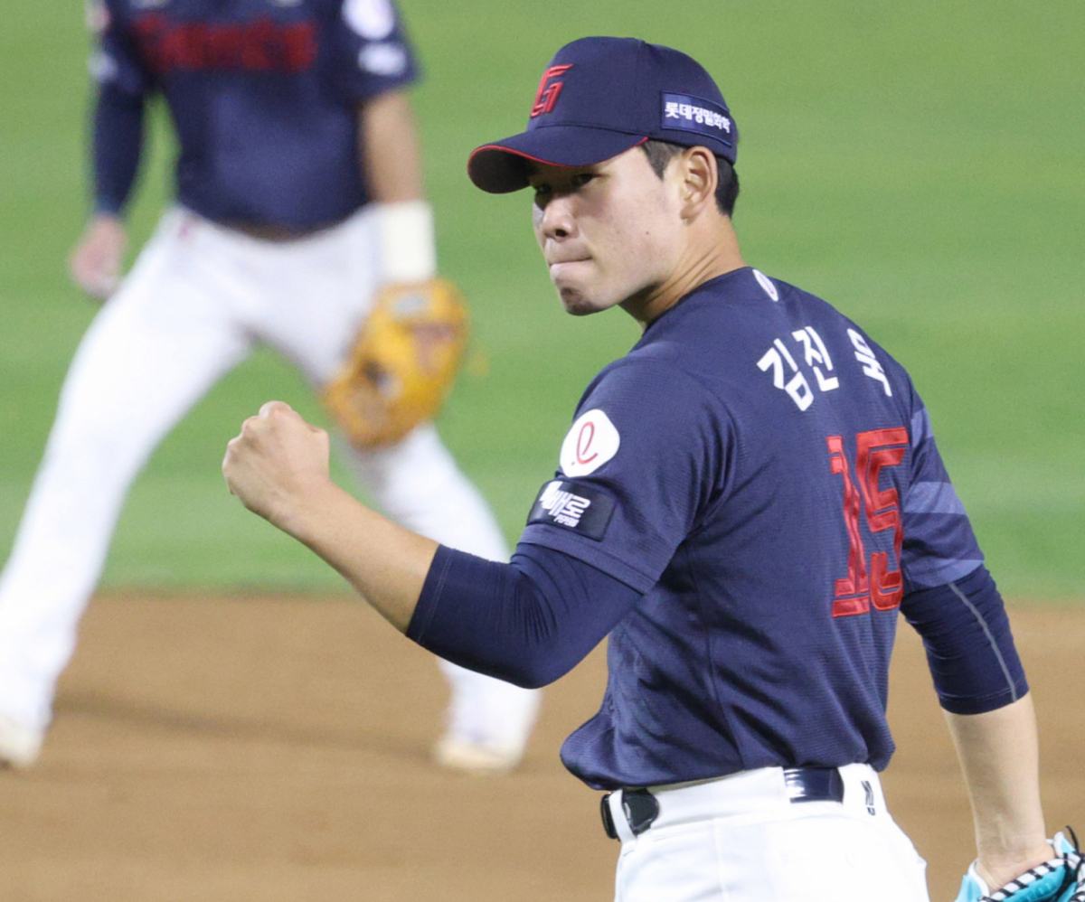 2026 신한 SOL KBO리그 LG 트윈스 대 롯데 자이언츠 경기가 15일 서울 잠실야구장에서 열렸다. 롯데 선발 김진욱이 5회말 2사 1,2루에서 LG 신민재를 삼진으로 돌려세운 후 환호하고 있다. /사진=김진경 대기자