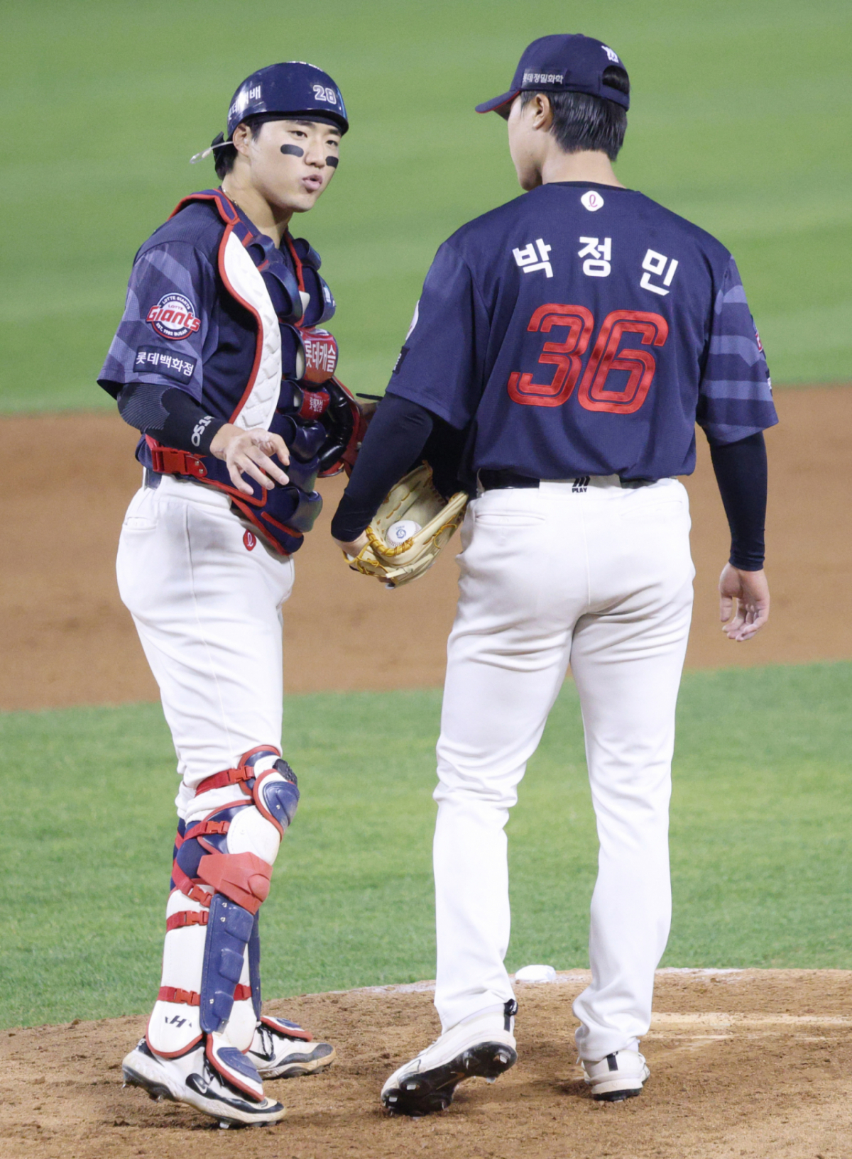 2026 신한 SOL KBO리그 LG 트윈스 대 롯데 자이언츠 경기가 15일 서울 잠실야구장에서 열렸다.  롯데 박정민이 흔들리는 모습을 보이자 포수 손성빈이 마운드로 올라가 진정시키고 있다. /사진=김진경 대기자
