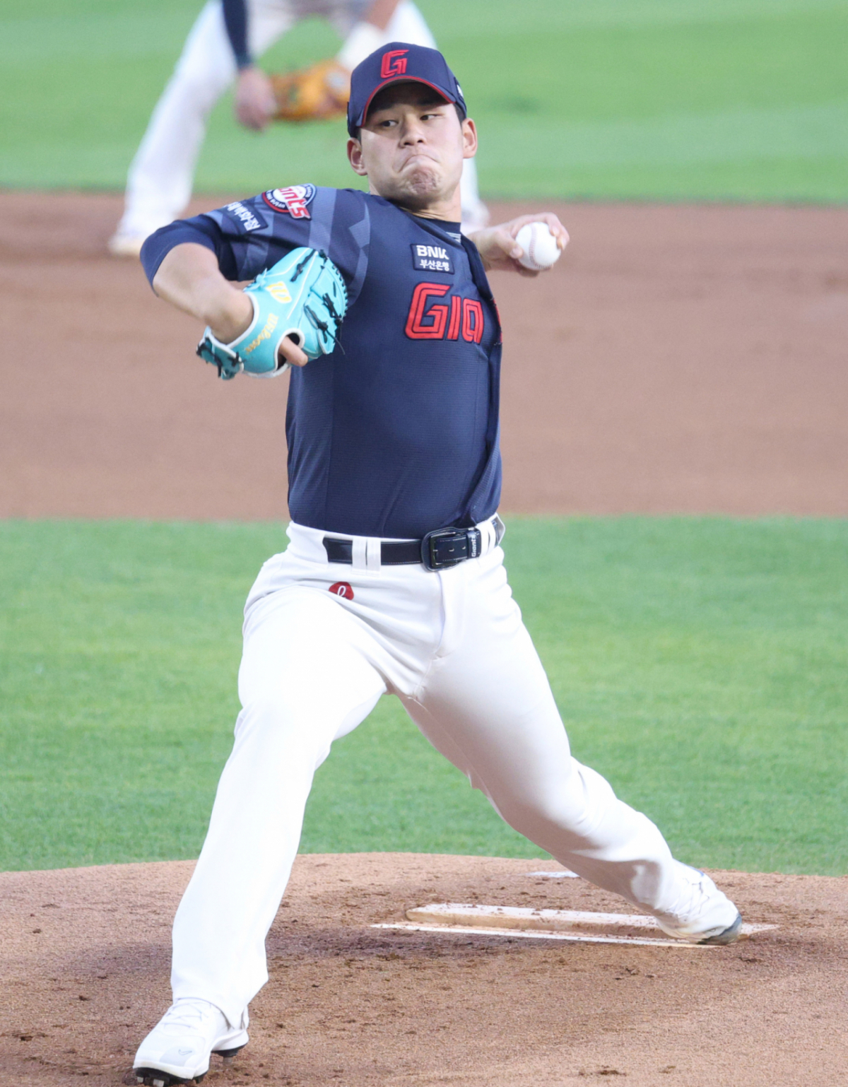 2026 신한 SOL KBO리그 LG 트윈스 대 롯데 자이언츠 경기가 15일 서울 잠실야구장에서 열렸다.  롯데 선발 김진욱이 역투하고 있다. /사진=김진경 대기자