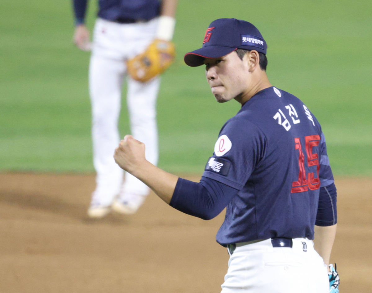 2026 신한 SOL KBO리그 LG 트윈스 대 롯데 자이언츠 경기가 15일 서울 잠실야구장에서 열렸다.  롯데 선발 김진욱이 5회말 2사 1,2루에서 LG 신민재를 삼진으로 돌려세운 후 환호하고 있다. /사진=김진경 대기자