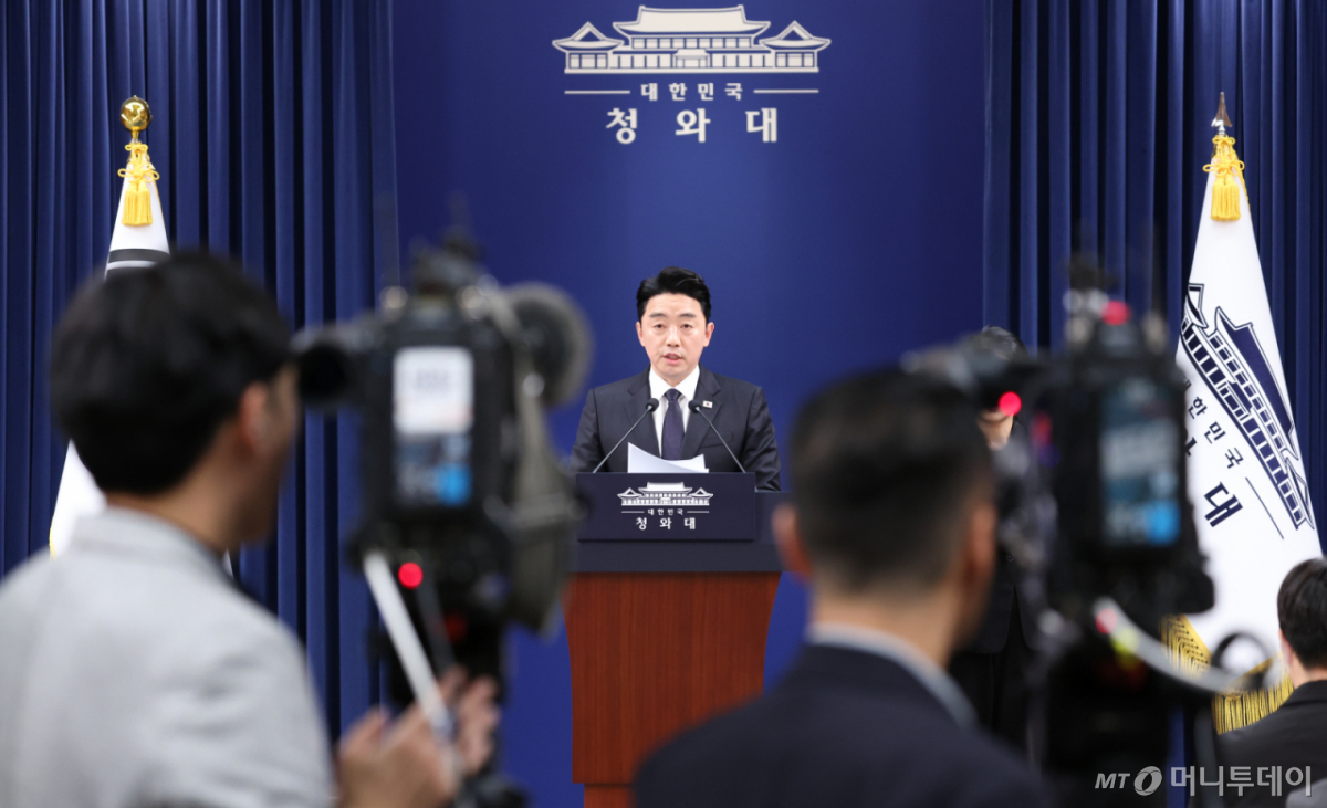 (서울=뉴스1) 허경 기자 = 강훈식 대통령 비서실장이 15일 청와대 춘추관에서 전략경제협력 대통령특사 활동 결과 관련 브리핑을 하고 있다. 2026.4.15/뉴스1 Copyright © 뉴스1. All rights reserved. 무단 전재 및 재배포, AI학습 이용 금지. /사진=(서울=뉴스1) 허경 기자