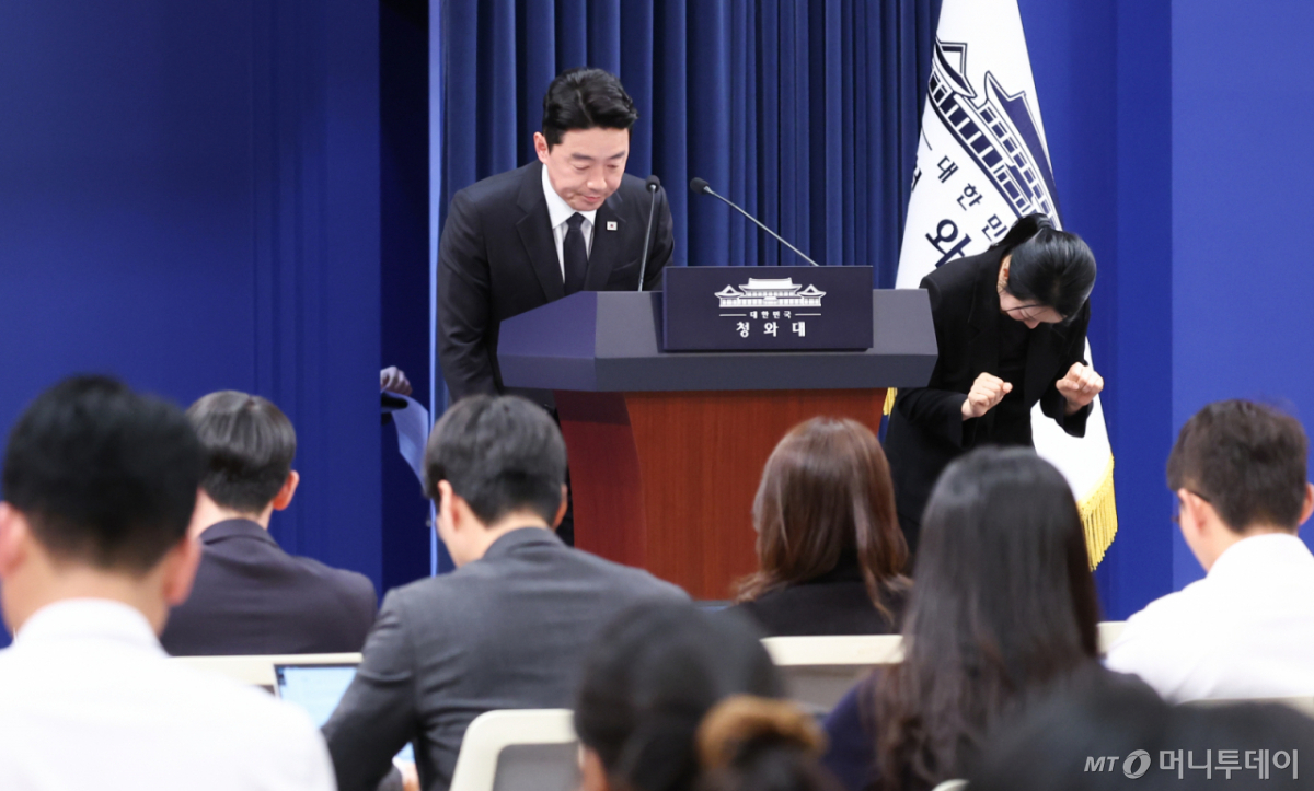 (서울=뉴스1) 허경 기자 = 강훈식 대통령 비서실장이 15일 청와대 춘추관에서 전략경제협력 대통령특사 활동 결과 관련 브리핑을 마친 뒤 인사하고 있다. 2026.4.15/뉴스1 Copyright © 뉴스1. All rights reserved. 무단 전재 및 재배포, AI학습 이용 금지. /사진=(서울=뉴스1) 허경 기자