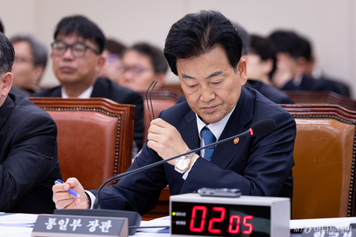 (서울=뉴스1) 유승관 기자 = 정동영 통일부 장관이 15일 서울 여의도 국회에서 열린 제434회 국회(임시회) 외교통일위원회 제1차 전체회의에서 자료를 살피고 있다. 2026.4.15/뉴스1  Copyright © 뉴스1. All rights reserved. 무단 전재 및 재배포,  AI학습 이용 금지. /사진=(서울=뉴스1) 유승관 기자