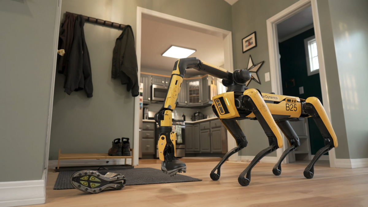 4족보행 로봇 '스팟'이 신발을 집어 올리고 있다./사진=현대차그룹