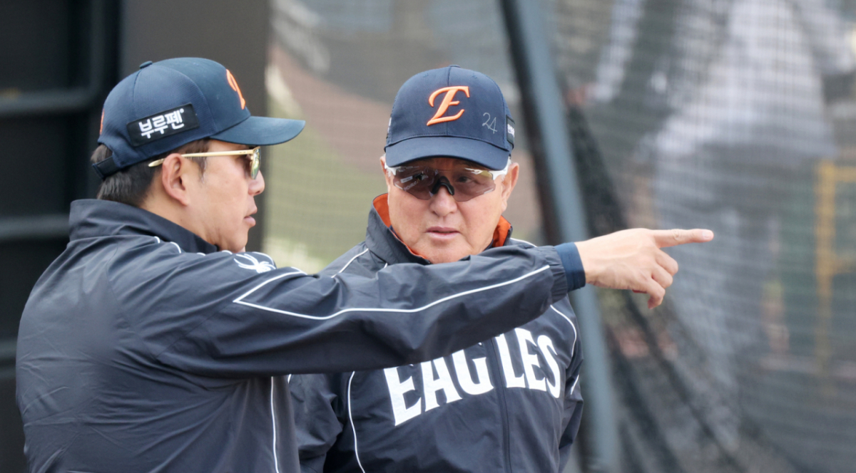 한화 김경문 감독(오른쪽)이 15일 대전한화생명볼파크에서 열리는 2026KBO리그 한화이글스와 삼성라이온즈 경기를 앞두고 이지풍 수석 트레이닝코치와 이야기를 나누고 있다.  /사진=강영조 선임기자