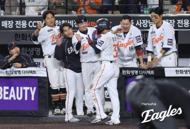 한화 이글스 이원석(가운데)이 14일 삼성 라이온즈전에서 득점한 뒤 동료들의 환영을 받고 있다. /사진=한화 이글스 제공