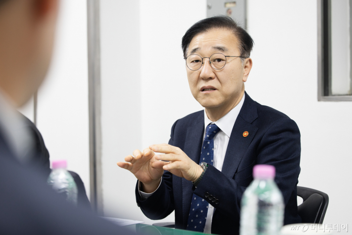 (서울=뉴스1) = 김윤덕 국토교통부 장관이 설 연휴를 하루 앞둔 13일 오전 경부고속도로 내 휴게소를 찾아 운영 실태를 점검하고 있다. (국토교통부 제공. 재판매 및 DB 금지) 2026.2.13/뉴스1 Copyright © 뉴스1. All rights reserved. 무단 전재 및 재배포, AI학습 이용 금지. /사진=(서울=뉴스1)