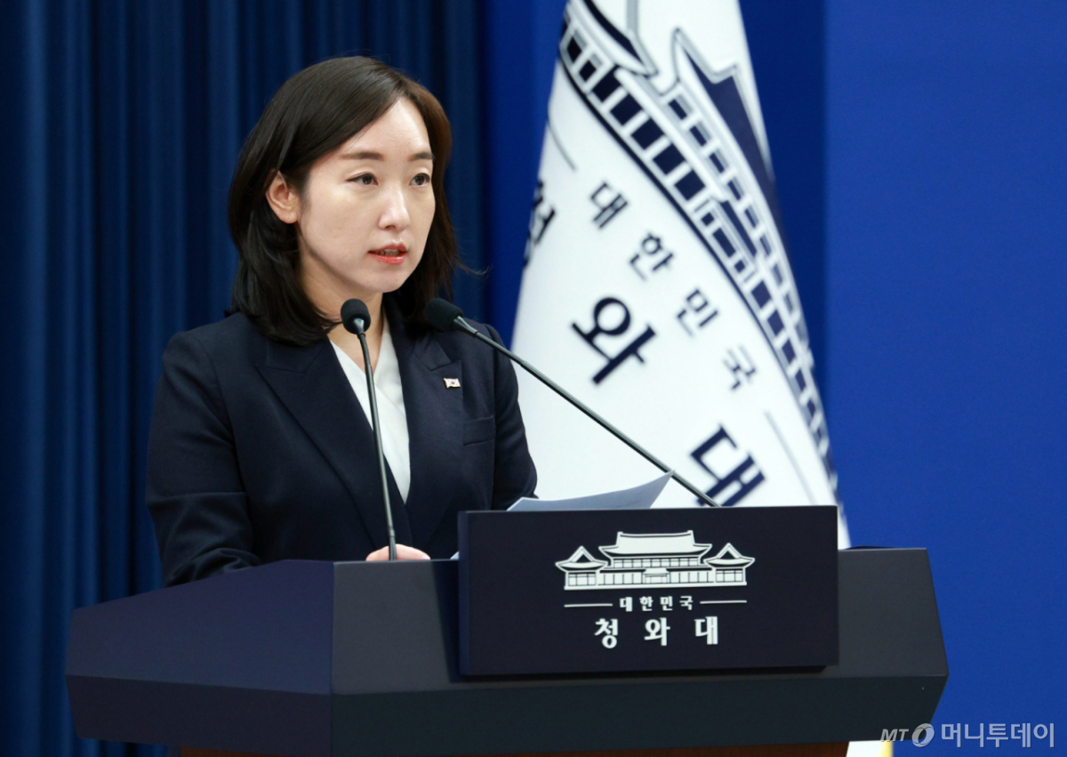 [서울=뉴시스] 고범준 기자 = 전은수 대변인이 12일 청와대 춘추관에서 비상경제 현안점검회의 관련 브리핑을 하고 있다. 2026.04.12. bjko@newsis.com /사진=고범준