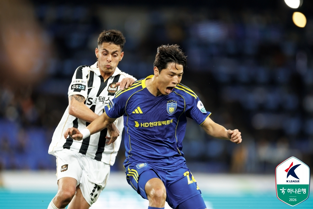 치열한 볼 경합을 펼치고 있는 울산 HD 이재익(오른쪽)과 FC서울 후이즈. /사진=한국프로축구연맹 제공