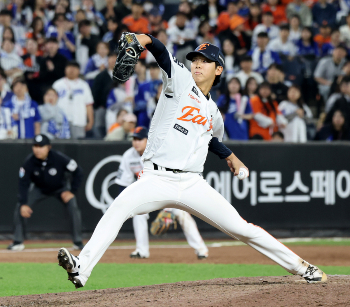 한화 황준서가 14일 대전 한화생명볼파크에서 열린 2026 신한 SOL KBO리그 삼성 라이온즈전 9회초 김서현에 이어 등판해 역투하고 있다. /사진=강영조 선임기자