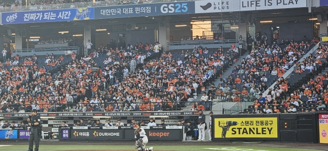 경기 초반까지만 해도 빈자리가 적지 않게 보였던 1루 측 관중석. /사진=강영조 선임기자