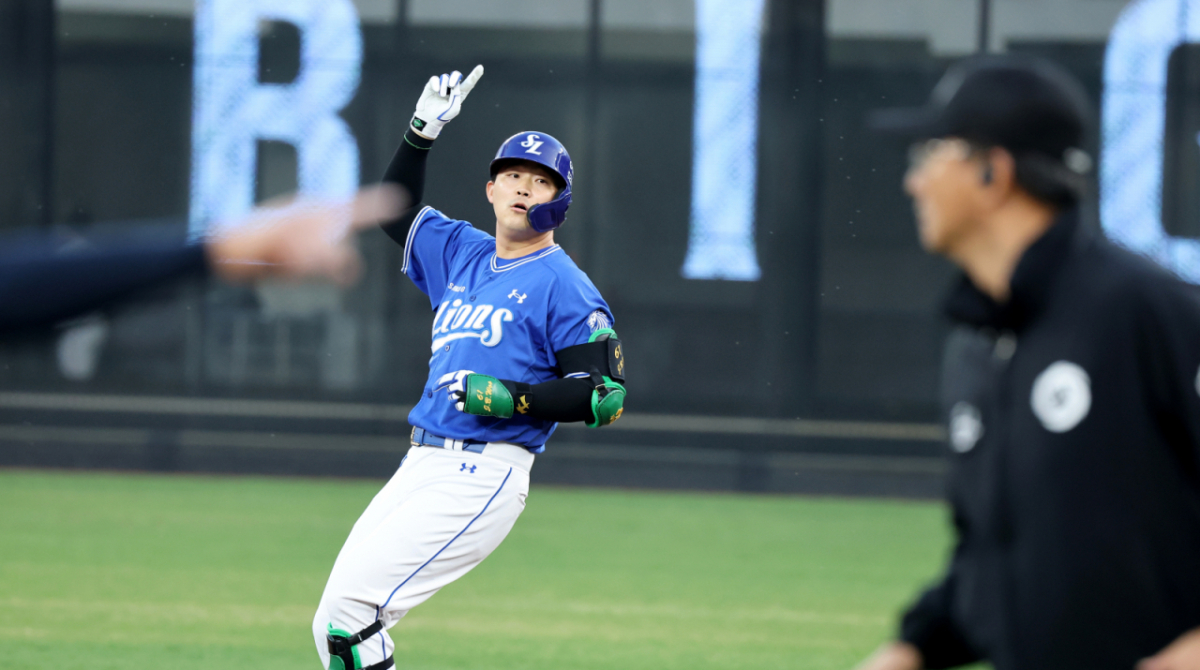 삼성 7번타자 전병우가 15일 대전한화생명볼파크에서 열리는 2026KBO리그 한화이글스와 삼성라이온즈 경기 1회초 1사 만루에서 잘맞은 타구를 날렸지만 2루타가 되자 홈런을 확인해달라고 요청하고 있다. /사진=강영조 선임기자