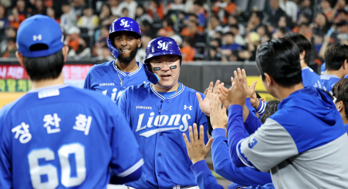 삼성 라이온즈 최형우(가운데)와 르윈 디아즈가 15일 대전 한화생명볼파크에서 열린 2026 신한 SOL KBO리그 삼성 라이온즈와 방문경기 5회초 전병우의 안타 때 득점한 후 동료들과 자축하고 있다. /사진=강영조 선임기자