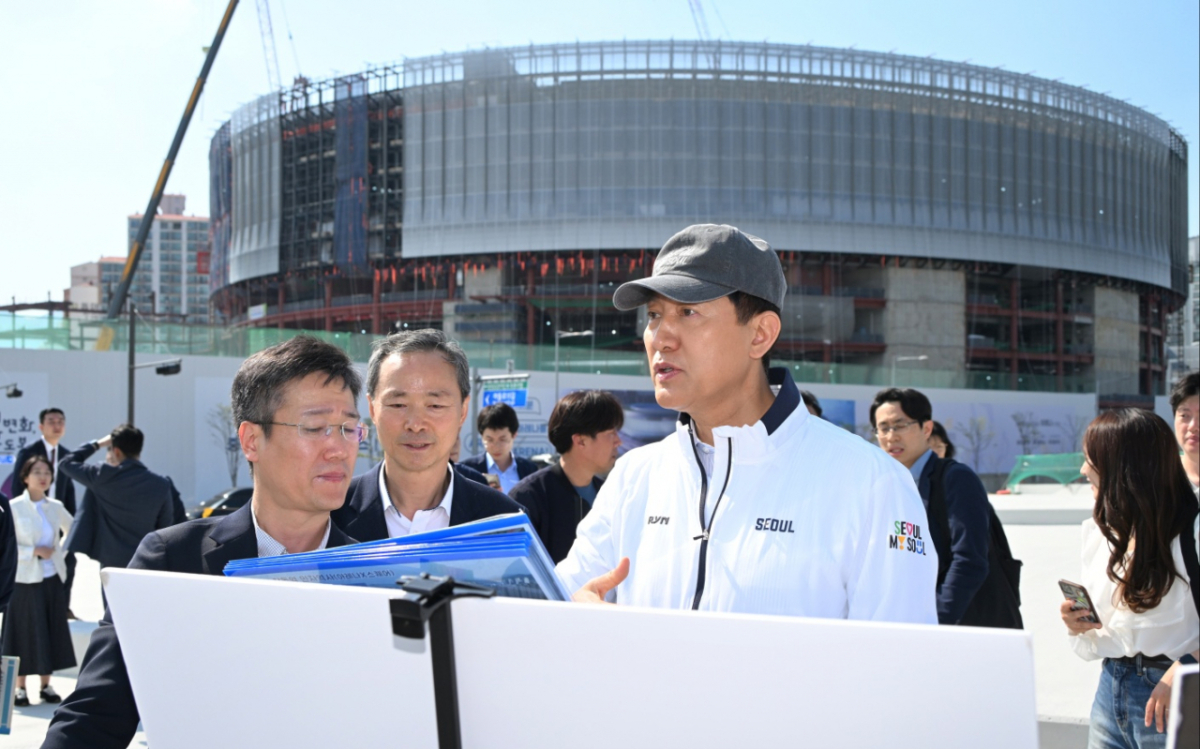  오세훈 서울시장이 15일 서울시 도봉구 중랑천 연결교량에서 서울아레나를 비롯한 수변공간 조성계획을 점검하고 있다./사진제공=서울시