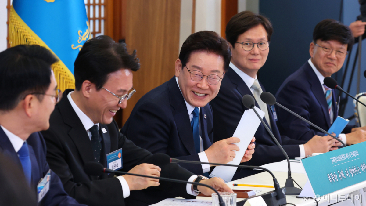 [서울=뉴시스] 고범준 기자 = 이재명 대통령이 15일 청와대에서 열린 규제합리화위원회 제1차 전체회의에서 밝게 웃고 있다. (청와대통신사진기자단) 2026.04.15. bjko@newsis.com /사진=