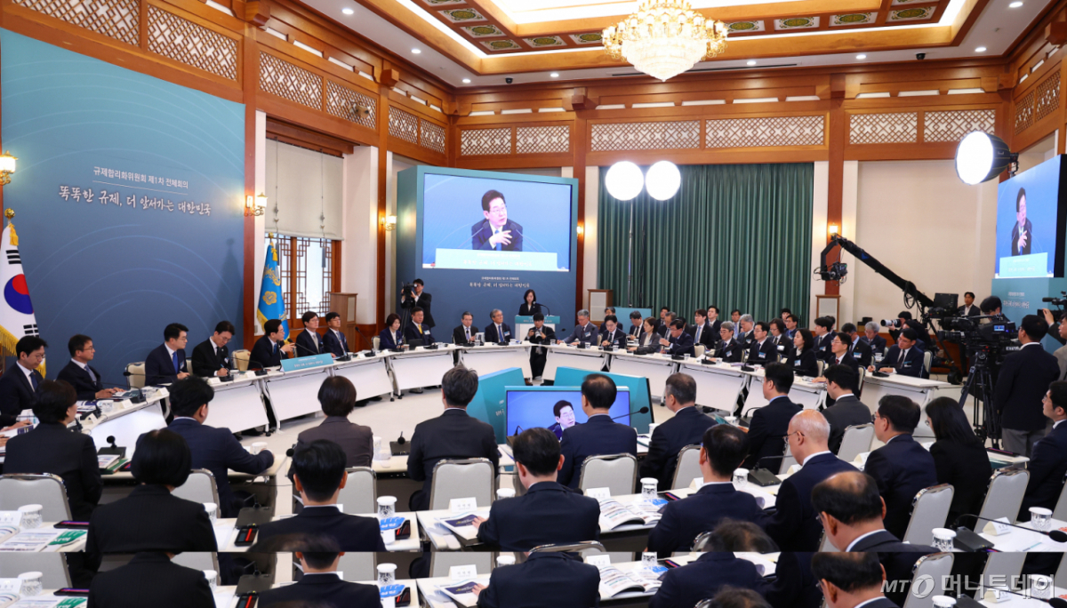 (서울=뉴스1) 이재명 기자 = 이재명 대통령이 15일 청와대에서 열린 규제합리화위원회 제1차 전체회의에서 발언을 하고 있다. 2026.4.15/뉴스1  Copyright © 뉴스1. All rights reserved. 무단 전재 및 재배포,  AI학습 이용 금지. /사진=(서울=뉴스1) 이재명 기자