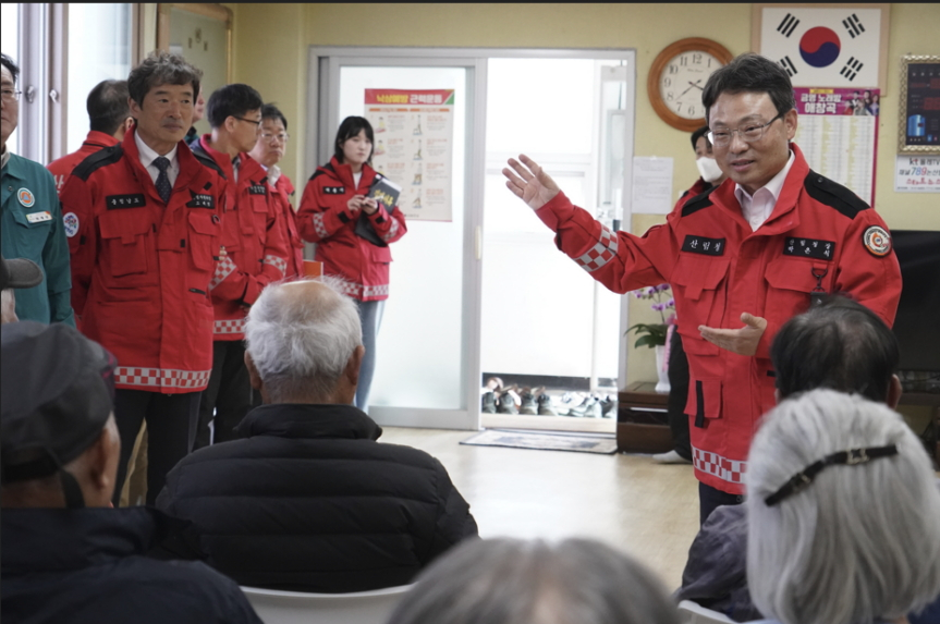 박은식 산림청장(정면방항 오른쪽 첫번째)이 15일 충남 계룡시 도곡1리 마을회관에서 지역 주민들을 대상으로 산불 예방 홍보를 실시하고 있다./사진제공=산림청