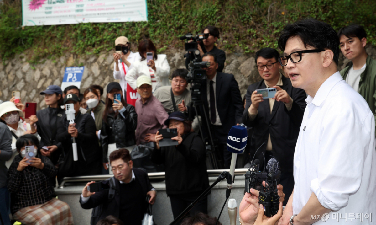 [부산=뉴시스] 하경민 기자 = 한동훈 전 국민의힘 대표가 14일 부산 북구 만덕2동행정복지센터에서 전입신고를 한 뒤 소감을 밝히고 있다. 2026.04.14. yulnetphoto@newsis.com /사진=하경민