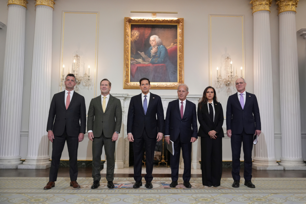 14일(현지시간) 미국 워싱턴DC 국무부에서 열린 레바논-이스라엘 회담에 앞서 마이크 니덤 국무부 고문, 마이크 왈츠 주유엔미국대사, 마코 루비오 국무장관, 미셸 이사 레바논 주재 미국대사, 나다 하마데 모아와드 주미레바논대사, 예키엘 라이터 주미이스라엘대사(왼쪽부터)가 기념촬영을 하고 있다. 양국 고위급 회담은 1993년 이후 처음으로 33년만이다. /워싱턴DC(미국) AP=뉴시스