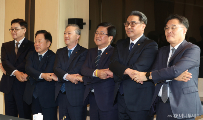 [서울=뉴시스] 김명원 기자 = 최교진(왼쪽 네번째) 사회부총리 겸 교육부 장관이 30일 서울 종로구 포시즌 호텔 서울에서 열린 부총리-한국대학교욱협의회(대교협) 회장단 간담회에 참석해 양오봉(왼쪽 세번째) 한국대학교욱협의회 회장 및 참석자들과 기념촬영을 하고 있다. 2025.09.30.  /사진=김명원