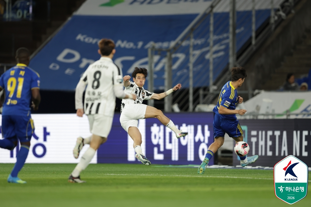 FC서울 송민규가 15일 울산 문수축구경기장에서 열린 울산 HD전에서 후이즈의 선제골을 어시스트하는 순간. /사진=한국프로축구연맹 제공