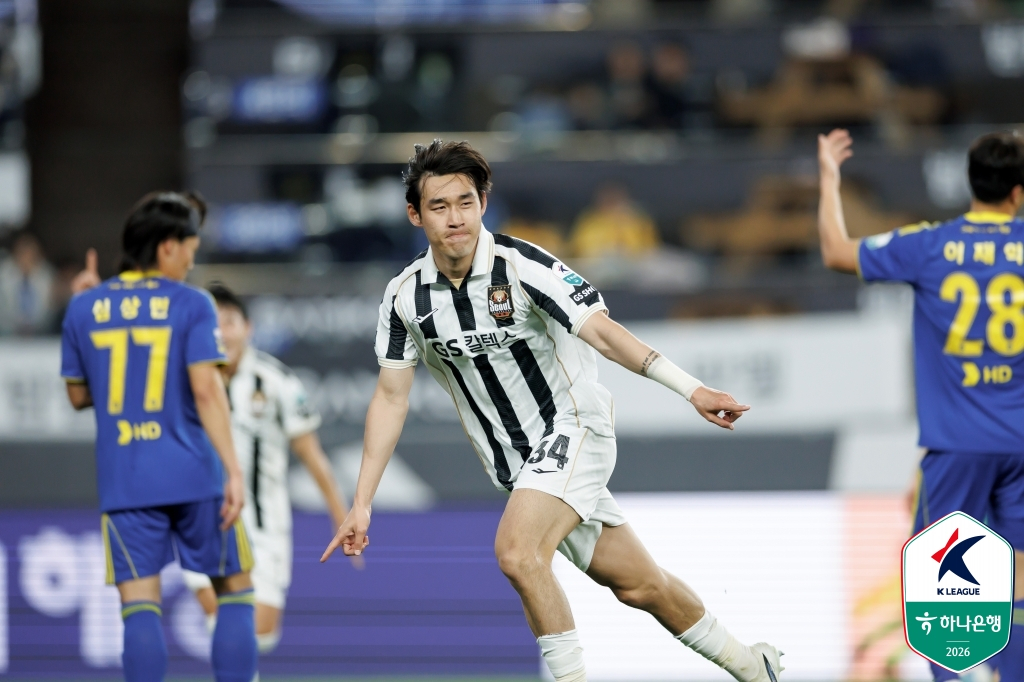 FC서울 송민규가 15일 울산 문수축구경기장에서 열린 울산 HD전에서 골을 터뜨린 뒤 골 세리머니를 하고 있다. /사진=한국프로축구연맹 제공