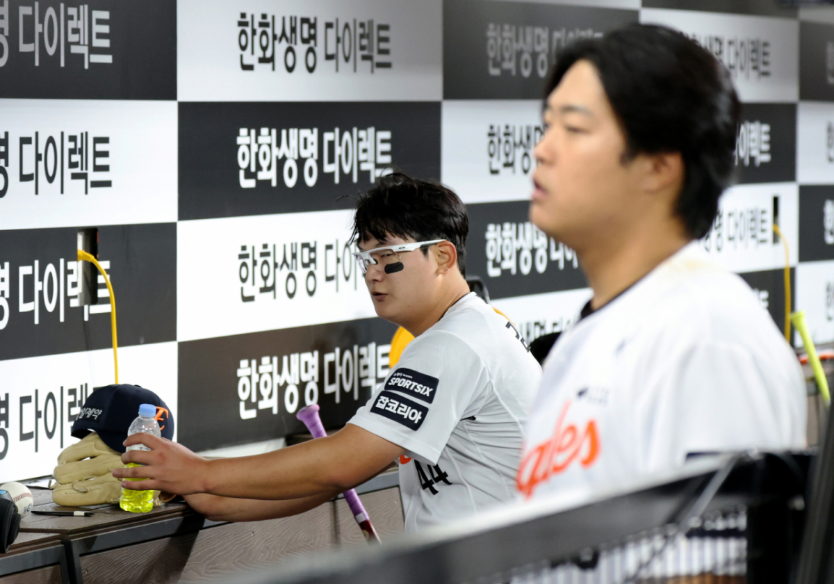 한화 이글스 마무리 김서현(왼쪽)이 14일 대전 한화생명볼파크에서 열린 2026 신한 SOL KBO리그 삼성 라이온즈와 방문경기에서 패한 뒤 더그아웃에서  아쉬워하고 있다. 오른쪽엔 강백호. /사진=강영조 선임기자