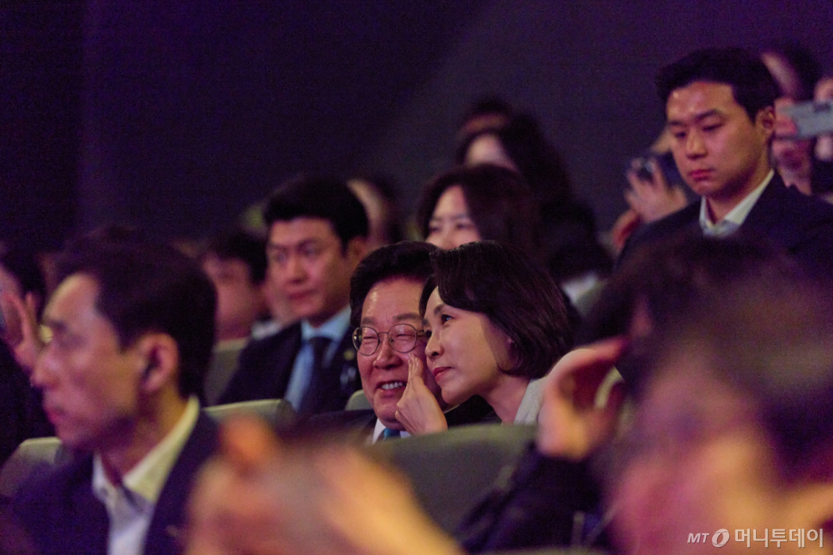 (서울=뉴스1) 허경 기자 = 이재명 대통령과 김혜경 여사가 15일 서울 용산구 CGV에서 영화 '내 이름은'을 관람하고 있다. (청와대 제공. 재판매 및 DB 금지) 2026.4.15/뉴스1 Copyright © 뉴스1. All rights reserved. 무단 전재 및 재배포, AI학습 이용 금지. /사진=(서울=뉴스1) 허경 기자