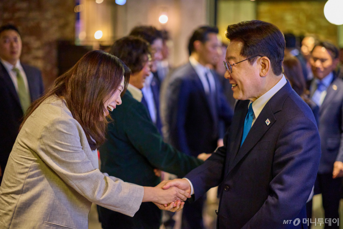 (서울=뉴스1) 허경 기자 = 이재명 대통령과 김혜경 여사가 15일 서울 용산구 CGV에서 영화 '내 이름은'을 관람한 뒤 염혜란 배우와 인사하고 있다. (청와대 제공. 재판매 및 DB 금지) 2026.4.15/뉴스1 Copyright © 뉴스1. All rights reserved. 무단 전재 및 재배포, AI학습 이용 금지. /사진=(서울=뉴스1) 허경 기자