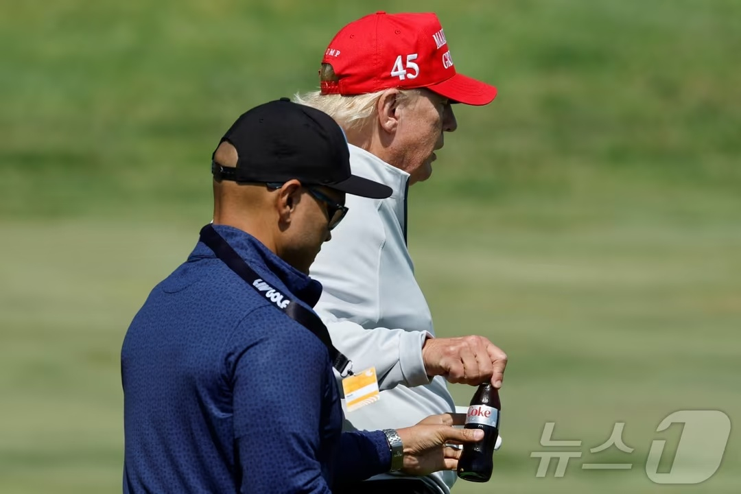 2023년 5월 도널드 트럼프 미국 대통령이 개인 보좌관으로부터 다이어트 콜라를 건네받고 있다./사진=로이터=뉴스1