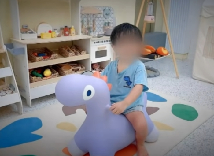 경기도 양주 한 아파트에서 경련을 한다며 병원으로 이송된 3살 남아가 입원 닷새 만에 숨졌다. 온몸이 멍투성이였던 남아는 사망 전 뇌출혈로 혼수상태에 빠졌는데, 부모는 당시 연명치료를 중단하려고 했던 것으로 전해졌다. /사진=JTBC 뉴스