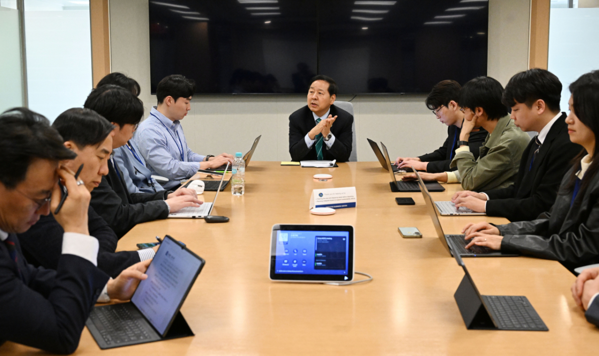 주요 20개국(G20) 재무장관회의 및 국제통화기금(IMF)/세계은행(WB) 춘계회의 참석차 미국 워싱턴D.C.를 방문 중인 구윤철 부총리 겸 재정경제부 장관이 15일(현지시간) IMF에서 열린 동행기자간담회에서 기자질문에 답변하고 있다./사진제공=재경부