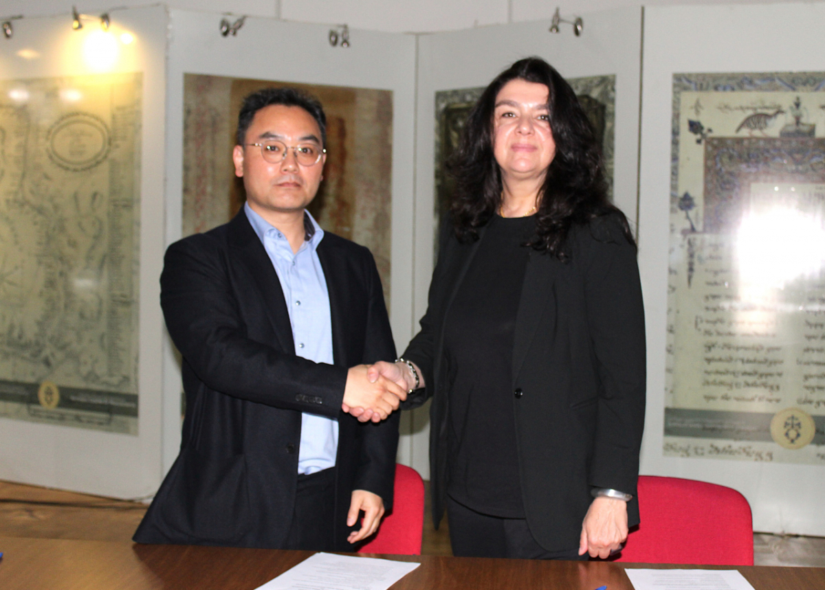 정진한 안양대 HK+사업단 교수(왼쪽)와 마이아 마차바리아니 서지학·문헌학 부서장이 업무협약 후 기념촬영하고 있다./사진제공=안양대